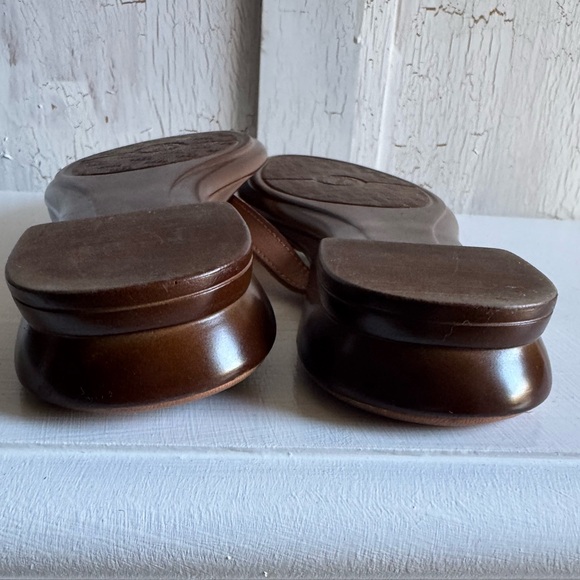 ITALIANA by Italian Shoemakers Tan Leather w/ Flowers Sandal Flip Flop Sheila 8M - Picture 6 of 8